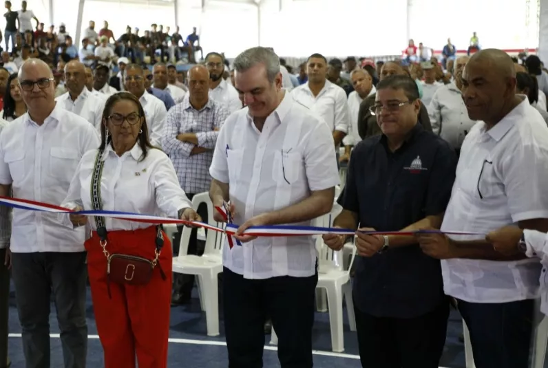 El presidente Luis Abinader  durante el corte de cinta.