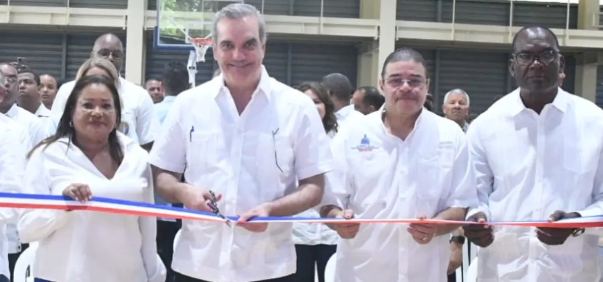 El presidente Luis Abinader, acompañado de Francisco Camacho,  Julia Drullard y  Christian Encarnación, realiza el corte de cinta simbólico para entregar el polideportivo.
