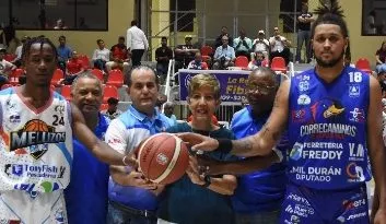 La senadora Ginette Bournigal hace saque de honor.