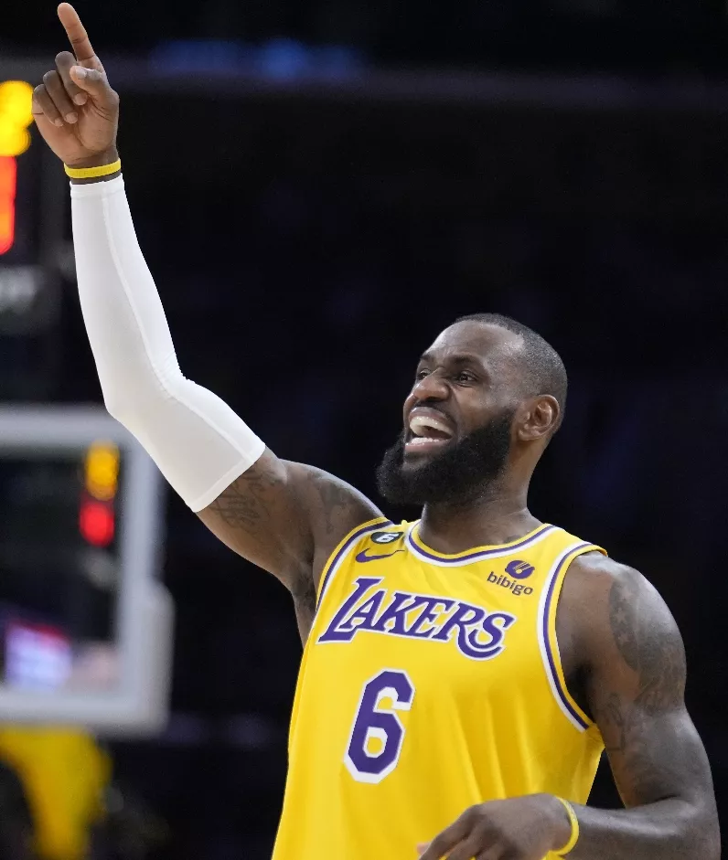 Camiseta de LeBron James vuelve a liderar ventas NBA.   AP