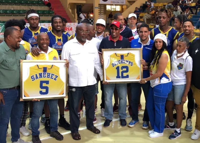 José  Dechamps y Alberto Sánchez reciben las camisetas.