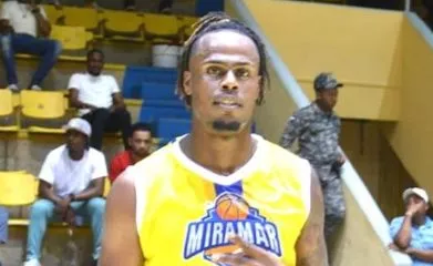 Sam Daniels, destacado en triunfo  Titanes de Miramar.