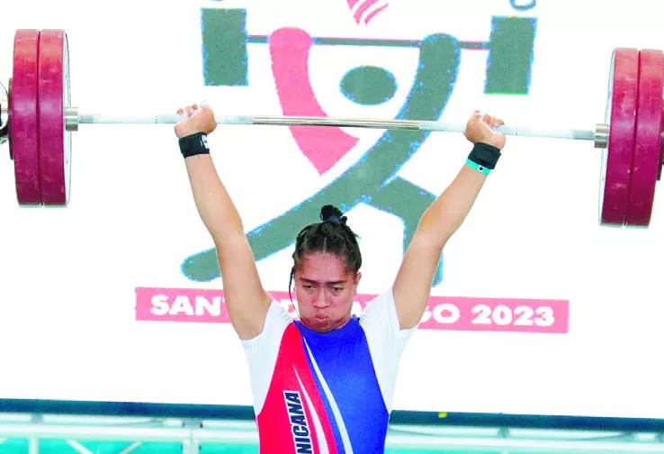 Yudelina Mejía,  campeona  absoluta de la categoría 81 kilos femeninos en clasificatorio pesas