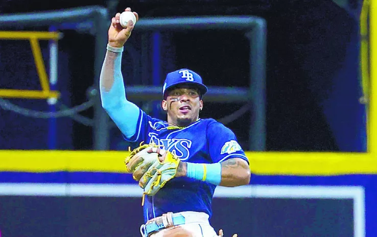 El dominicano Wander Franco muestra la bola, luego de realizar su asombrosa atrapada.