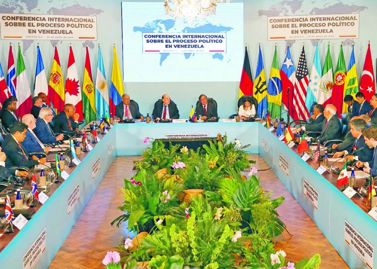 El presidente Gustavo Petro encabeza el acto junto a los delegados internacionales.