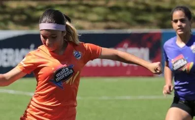 Acción de uno de los partidos de la rama femenina.