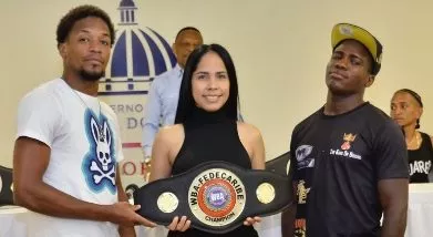 La promotora Bélgica Peña con con los dos contrincantes