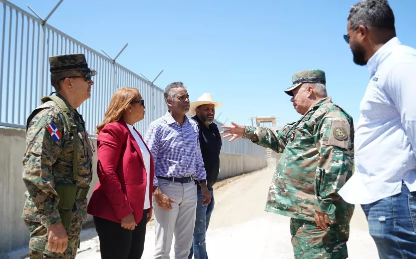 Ministro Santos durante su recorrido en la verja fronteriza
