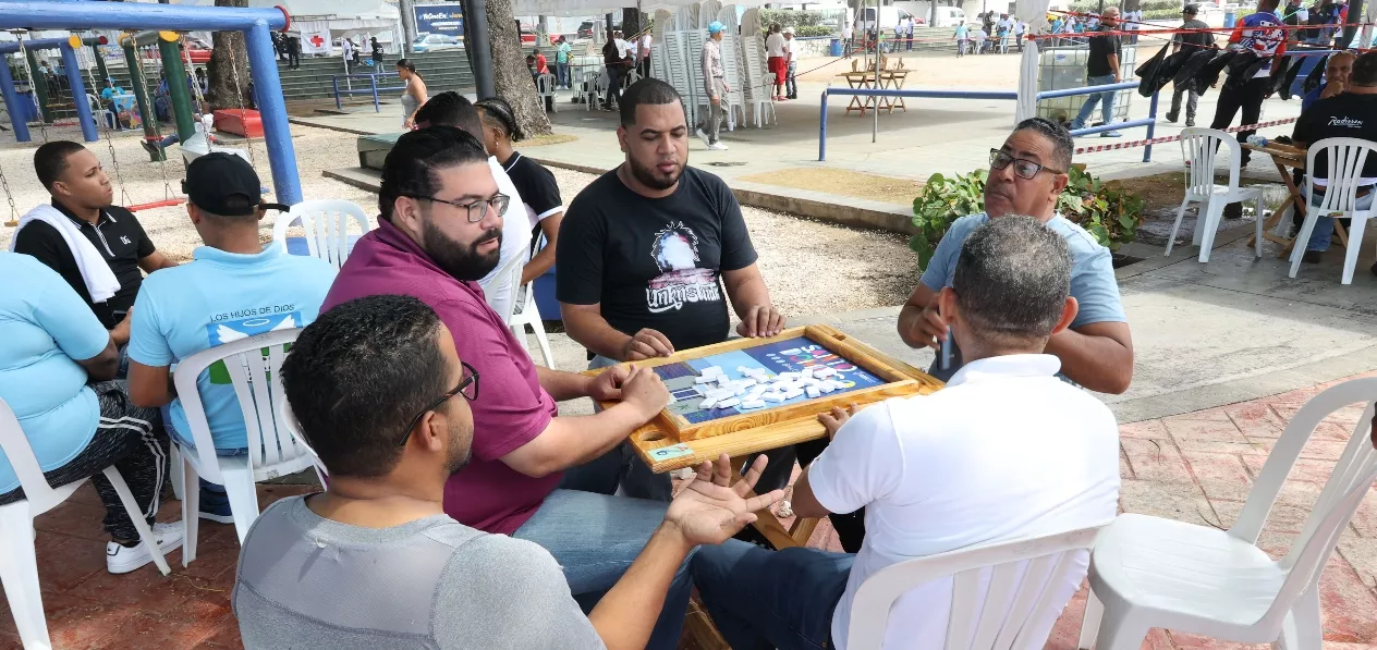 Decenas de aficcionados participaron en el torneo de dómino en Plaza Guibia.  JOSE DE LEON.