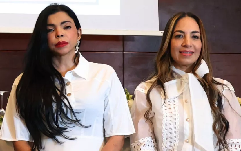Yeni Berenice Reynoso y oanna Bejarán  en  en el seminario.