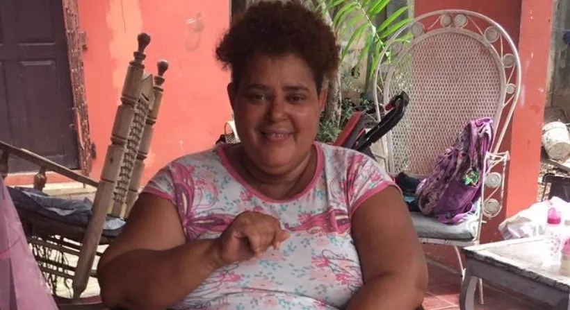Ana lleva  cuatro cirugías  de columna y está en silla de ruedas.