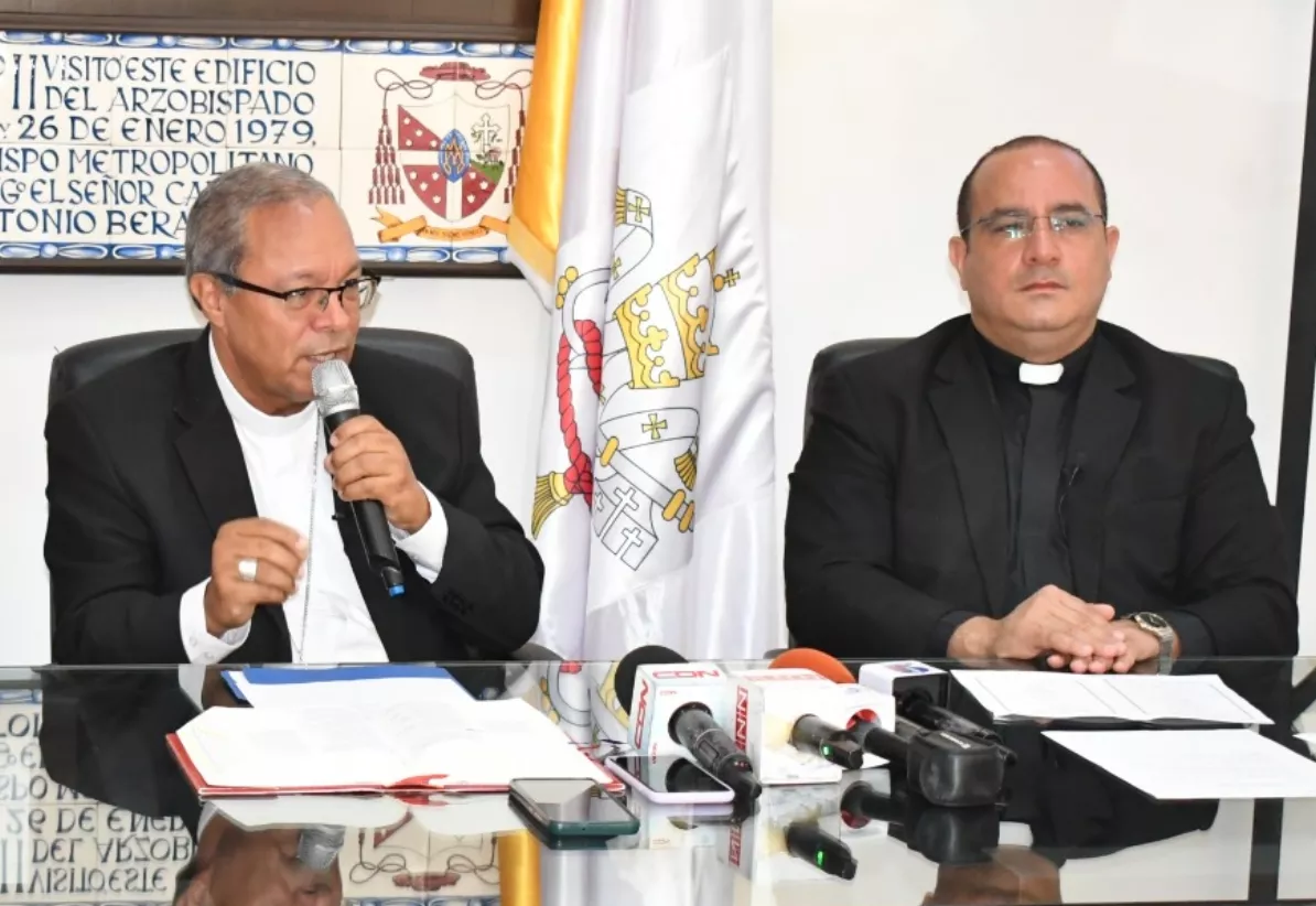 Monseñor Faustino Burgos y el reverendo Kennedy Rodríguez  al dar detalles    actividades.,p01