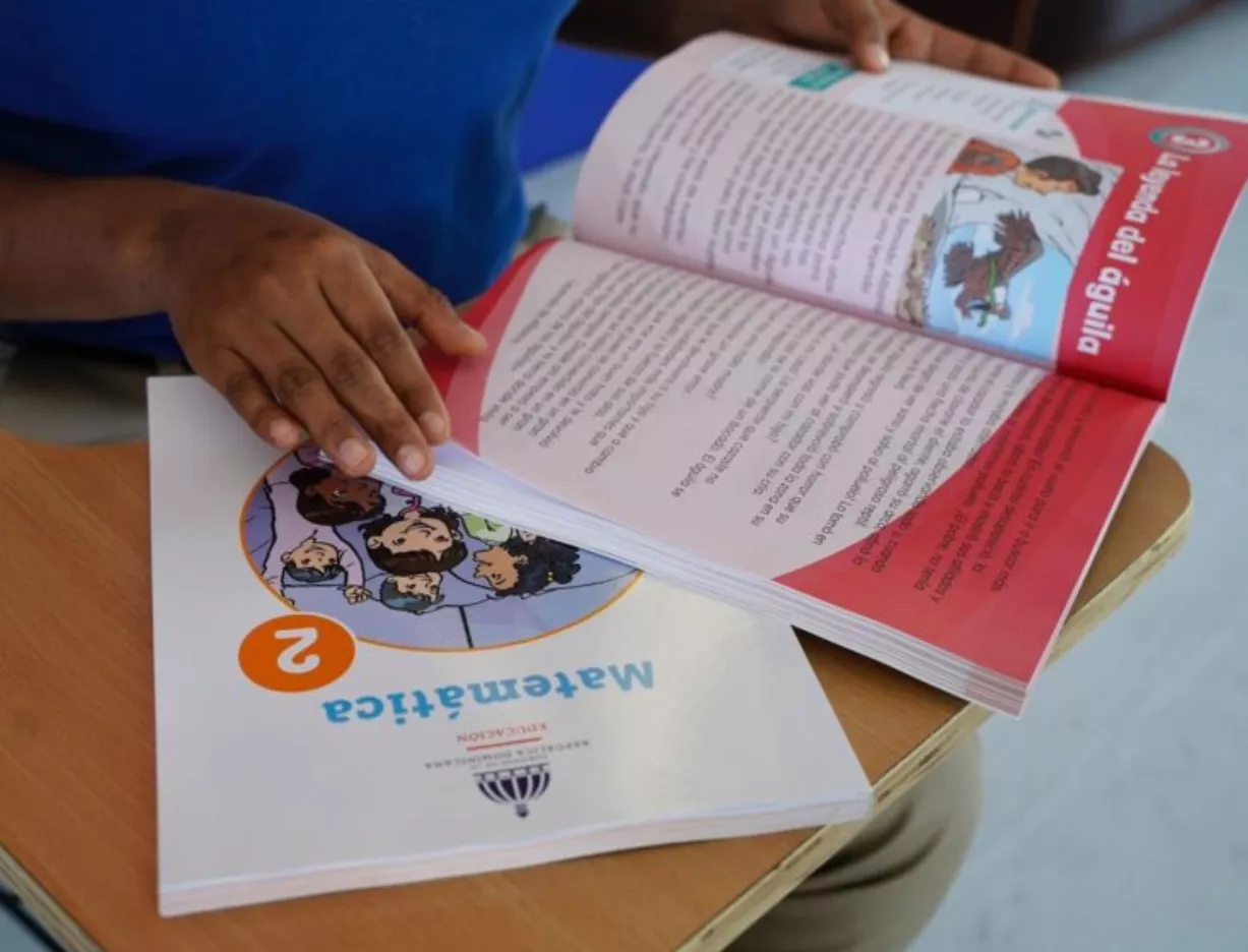 Uno de los beneficios del Libro Abierto es que será  interactivo y no tendrá costo .