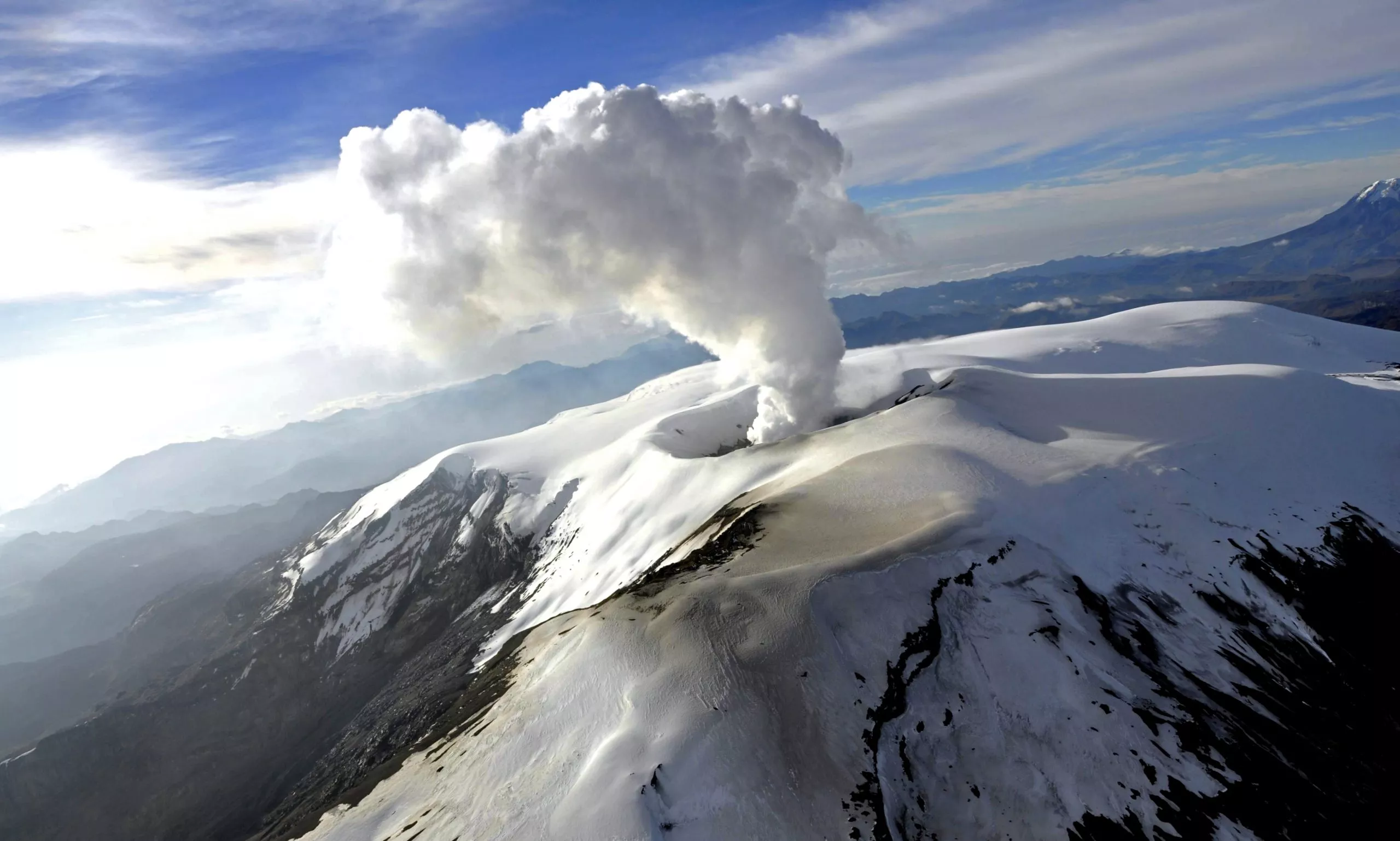 Colombia eleva a naranja la alerta por actividad del volcán Nevado del Ruiz