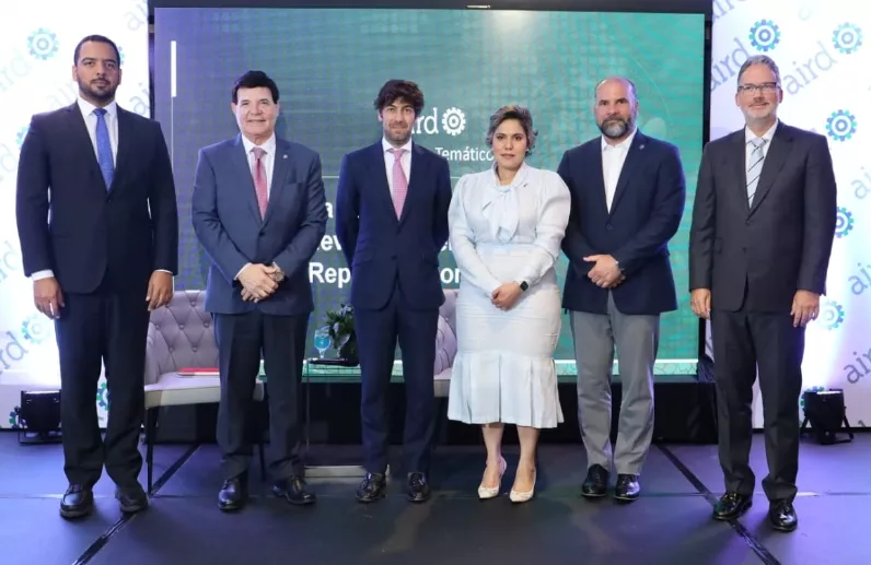 Julio V.  Brache, presidente de la AIRD junto a sus invitados.