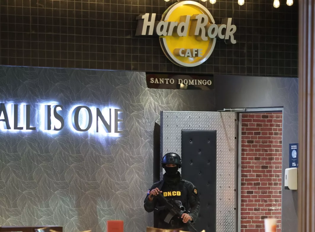 La DNCD y la Procuraduría allanaron  ayer el Hard Rock Café, ubicada en Blue Mall, del Distrito Nacional. Lado parte de los vehìculos incautados.   ALBERTO cALVO