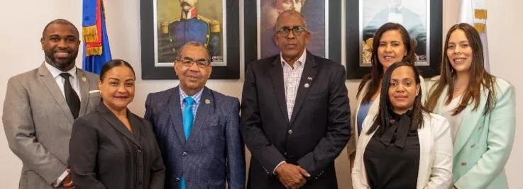 Félix Santana junto al equipo de Comunicaciones.