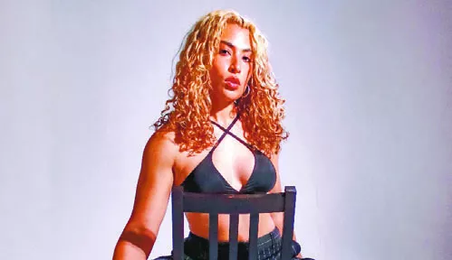 Leticia Pellicione, conocida artisticamente como  Letón Pé.