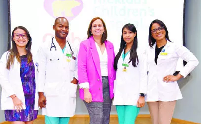 Médicos y ejecutivos de la Plaza de la Salud durante la charla del Nicklaus Children’s.