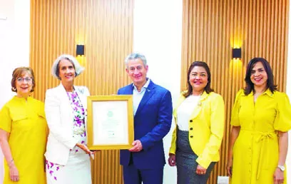 Los ejecutivos de la empresa reciben la certificación.