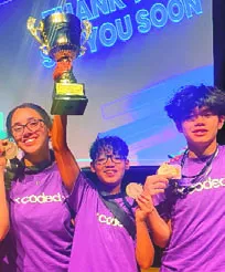 Algunos de los ganadores del primer  lugar en diseño web.
