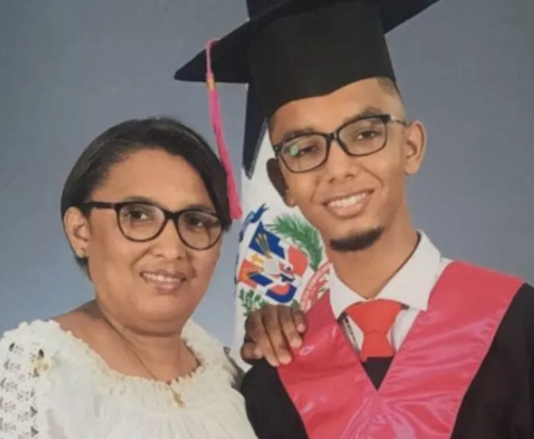 Bertolina Decena junto a su hijo Joshua  Fernández  en su graduacion de la Escuela.