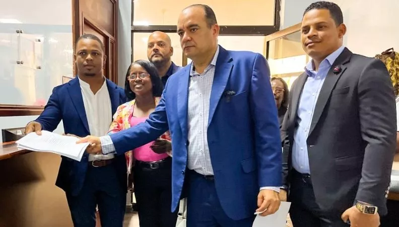 Afectados alegan que el muro obstaculiza el paso y negocios.