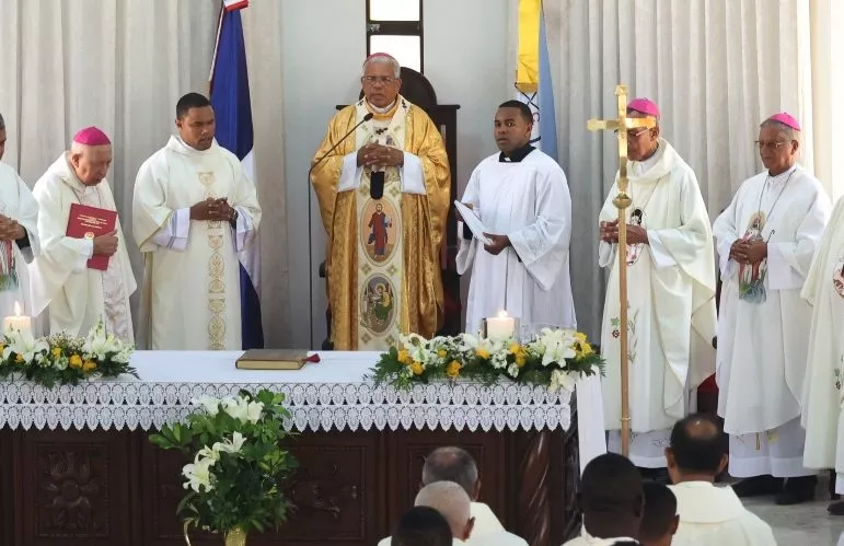 Arzobispo, Francisco Osoria en la  eucaristía.  Alieser Tapia.