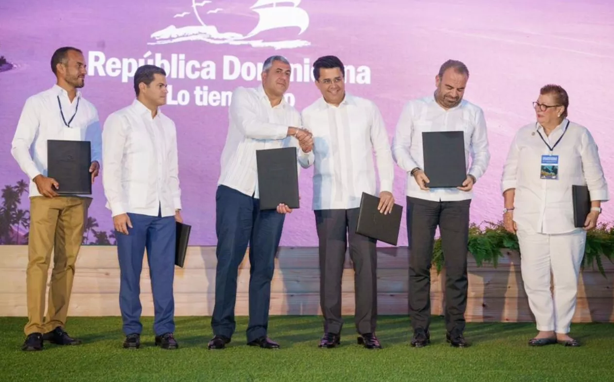 David Collado  junto a representantes nacionales y mundiales del turismo.  fuente externa