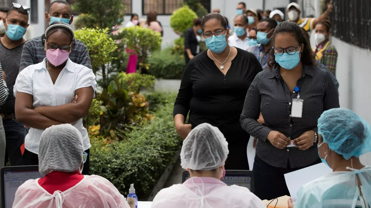 Toma de pruebas de covid-19 en Ministerio dominicano de Salud tras positivo de ministro
