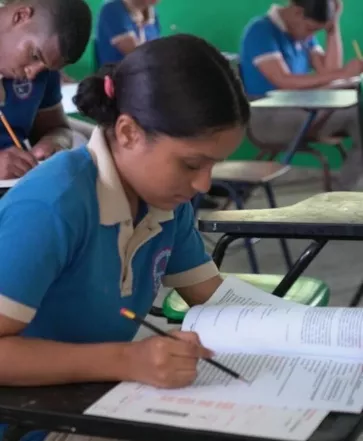 Estudiantes mientras son evaluados. (Archivo)