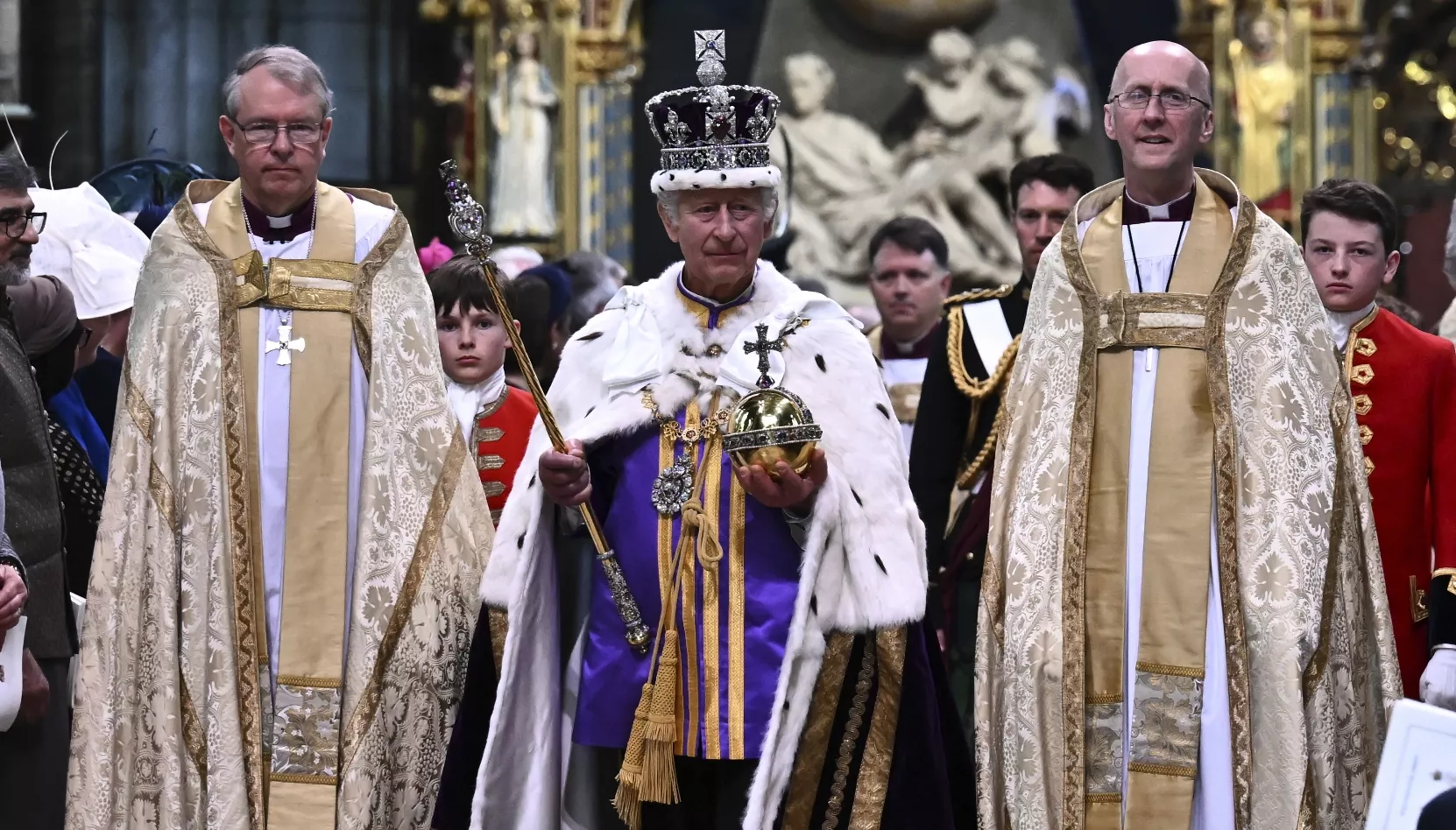 Los reyes Carlos III y Camila  fueron coronados por el arzobispo de Canterbury,  Justin Welby, en la Abadía de Westminster.