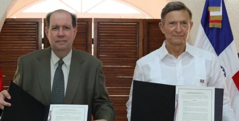 Felipe Vicini y Roberto Álvarez firmaron memorándum.