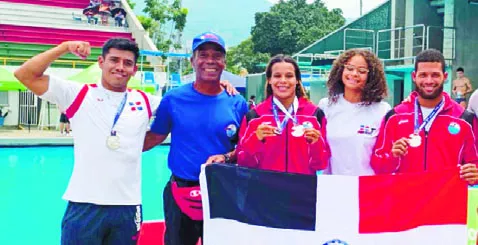 Jonathan Ruvalcaba,  Victoria Garza y Frandiel Gómez exhiben medallas.