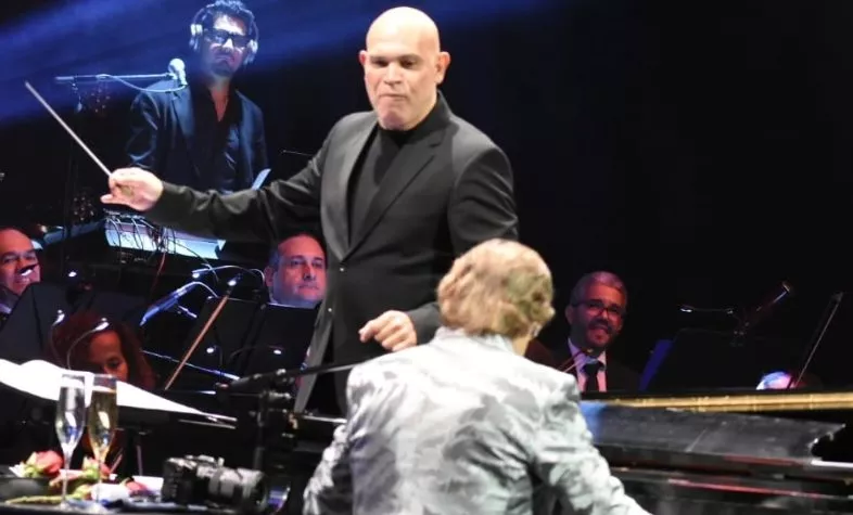 Raúl Di Blasio, en el piano, y Amaury Sánchez, dirigiendo.