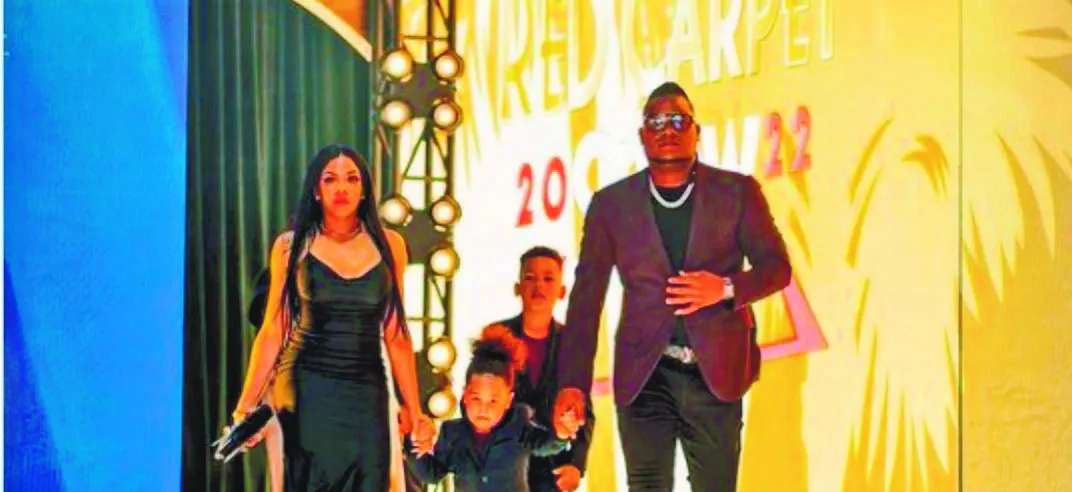 Framber Valdez junto a su esposa e hijos a su llegada a  la gala del pasado Juego de Estrellas .