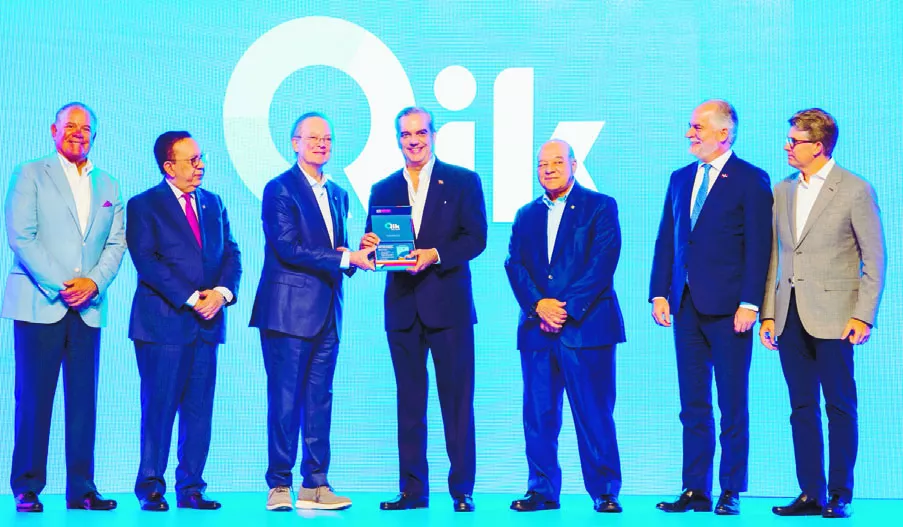 Manuel A. Grullón entrega    tarjeta Qik al presidente Luis Abinader, junto a Alejandro Santelises, Héctor Valdez Albizu, Manuel E. Jiménez F., Alejandro Fernández W. y Arturo Grullón Finet.
