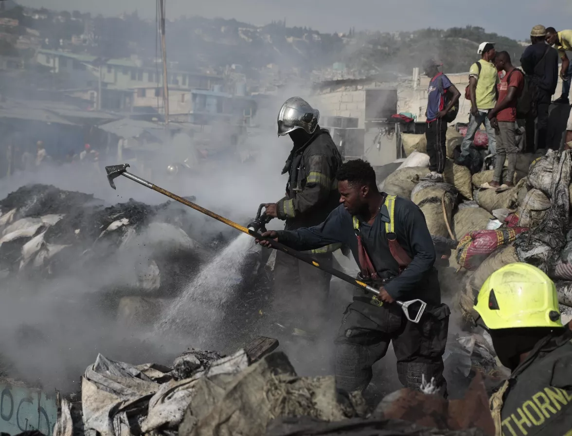 El incendio dejó  pérdidas a mil comerciantes del  lugar.