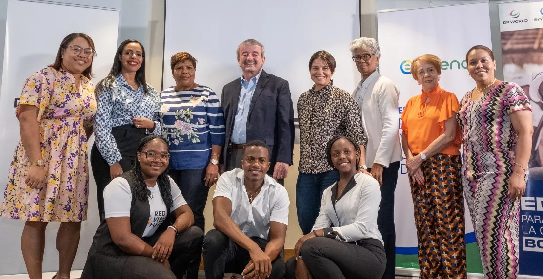 Representantes de DP World Dominicana y Entrena junto a beneficiarios.