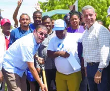 Francisco Camacho, da el palazo que inicia las obras.