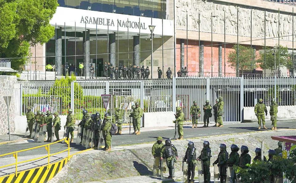 La sede de la Asamblea, de mayoría opositora,  amaneció desalojada y permanece todavía rodeada de militares.
