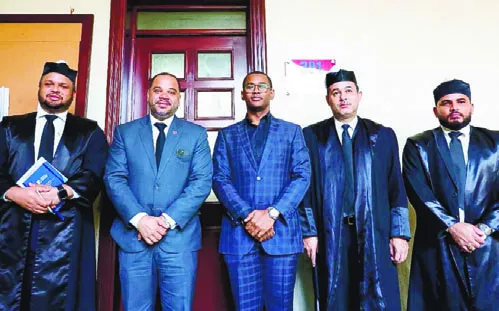 Los defensores del pueblo con sus abogados en el tribunal.