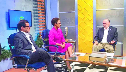 El ministro Miguel Ceara al ser entrevistado en  El Día.
