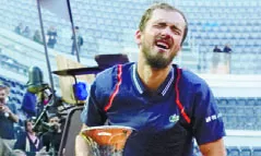 El tenista ruso Daniil Medvedev, llora tras ganar el título.