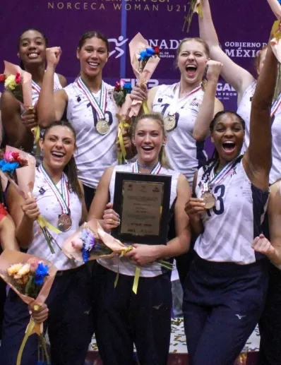 Jugadoras de Estados Unidos celebran conquista del oro.