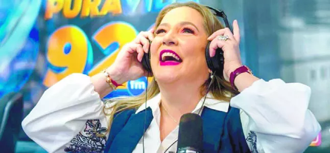 La comunicadora en su programa radial.