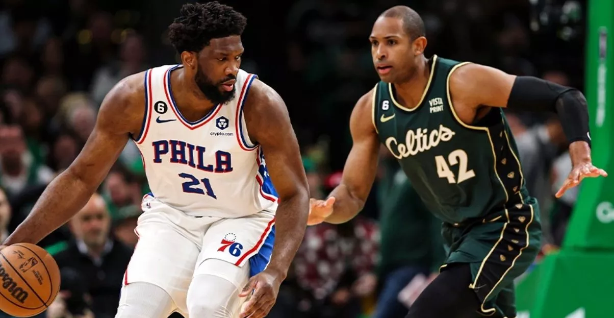 Al Horford defendiendo al estelar Joel Embiid  durante los actuales playoffs de la NBA.  Ap