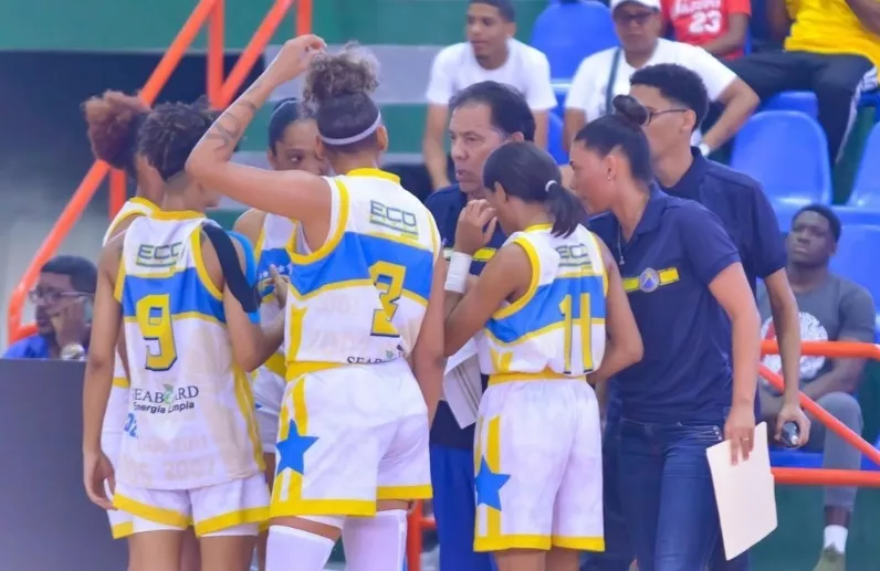 Jugadoras del Club Mauricio Báez durante el partido.