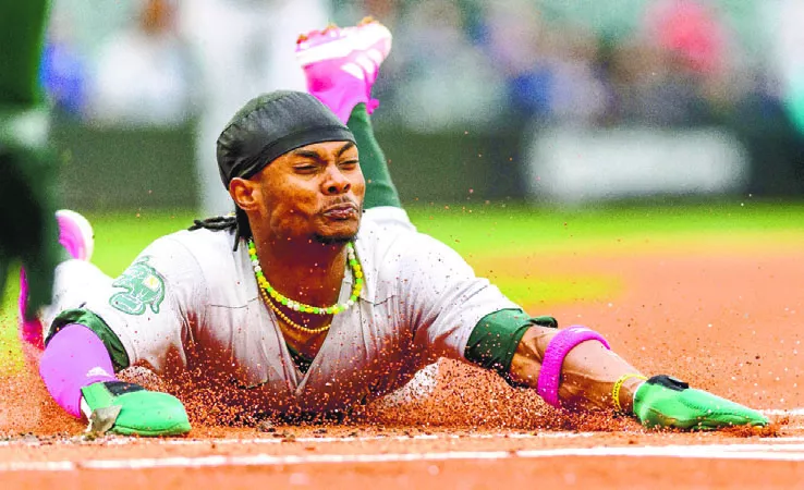 El dominicano Esteury Ruiz le está sacando provecho a la gran  velocidad de sus piernas.  AP