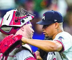 El dominicano Jhoan Durán es felicitado por la victoria.  AP